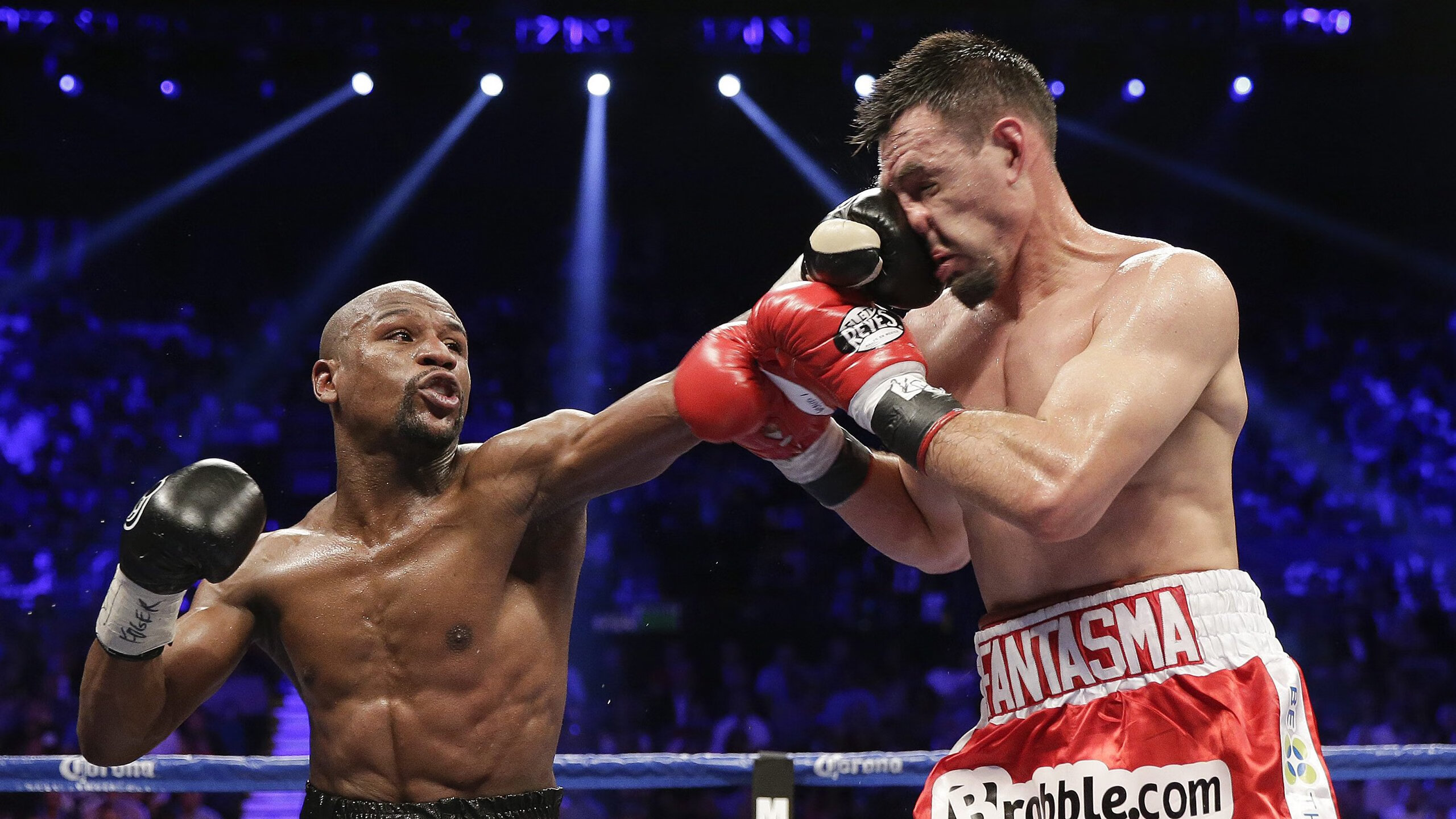 皮特·斯图斯的进攻突破为南非队创造优势，斯图尔特皮尔斯